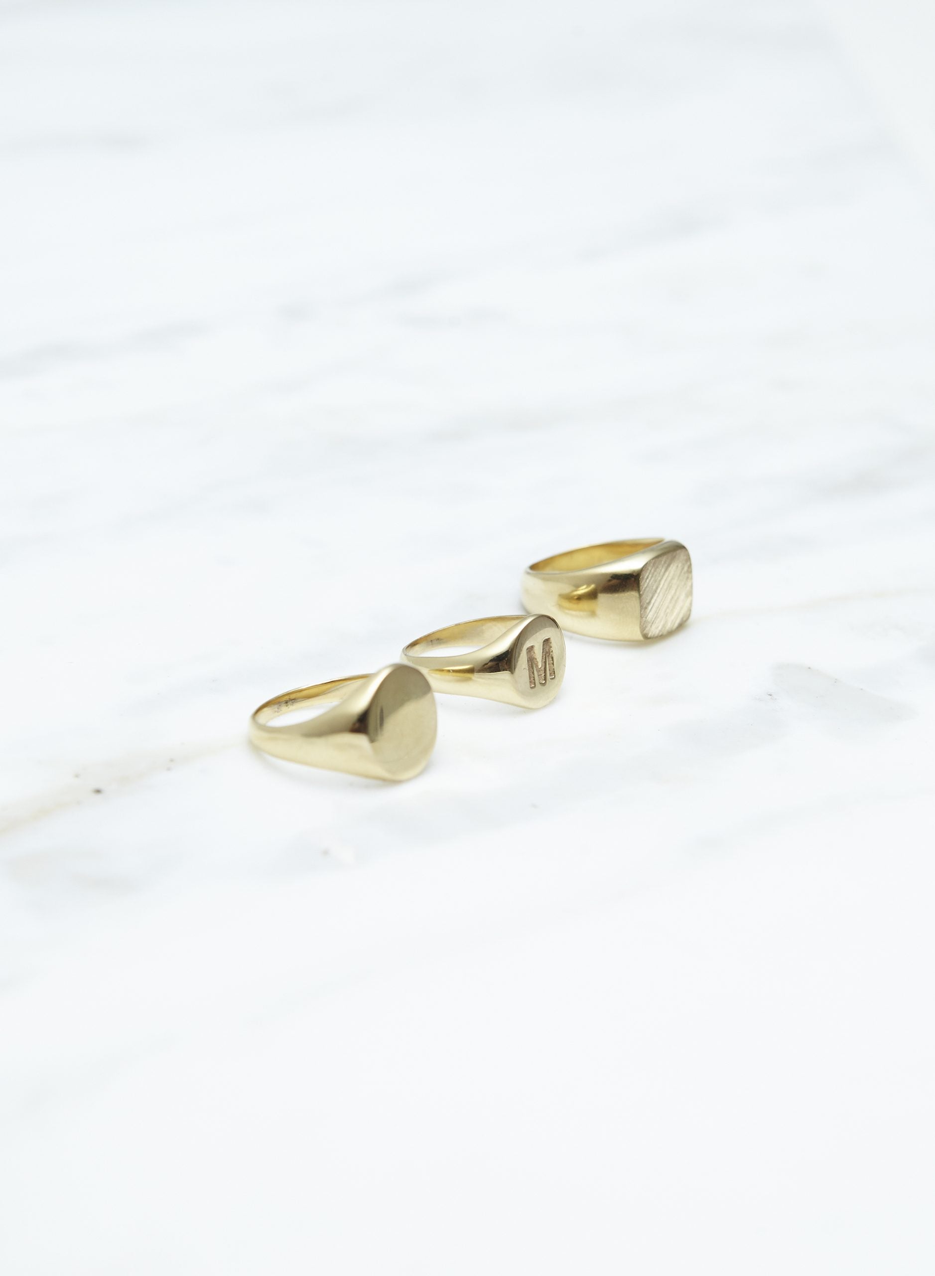 Signet Oval Plain Ring Gold